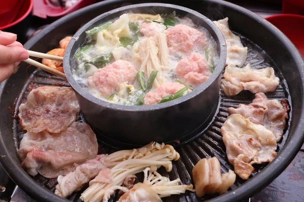 Cerdo a la parrilla en una sartén shabu — Foto de Stock