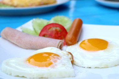 Yumurta kahvaltı ve sosis
