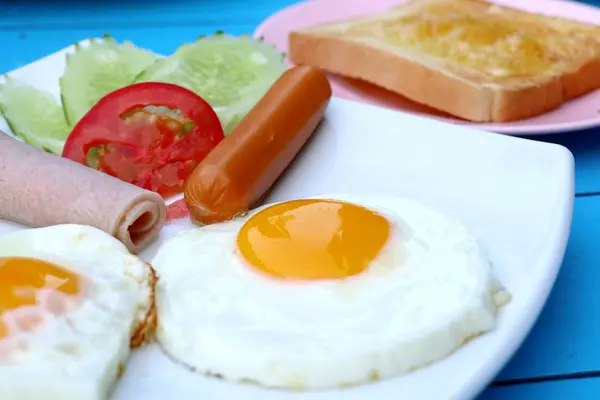 Yumurta kahvaltı ve sosis — Stok fotoğraf