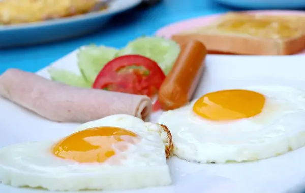 Eierfrühstück und Wurst — Stockfoto