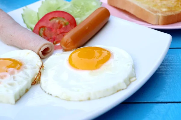 Eierfrühstück und Wurst — Stockfoto