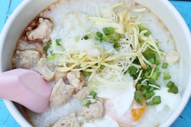 Domuz eti yumurta ile yulaf lapası