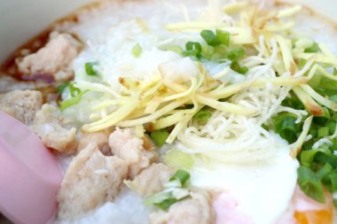 Domuz eti yumurta ile yulaf lapası