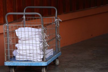 Sepet içinde beyaz havlu