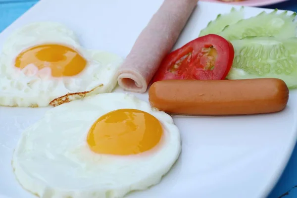 Eierfrühstück und Wurst — Stockfoto