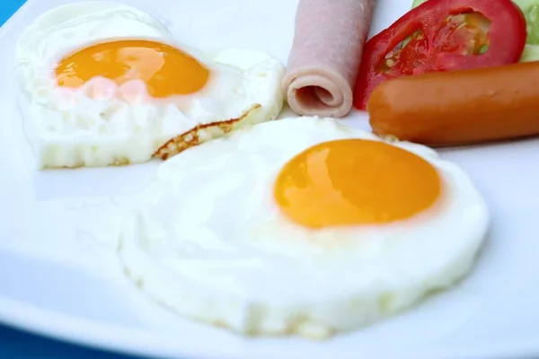 Snídaně vejce a klobásy — Stock fotografie