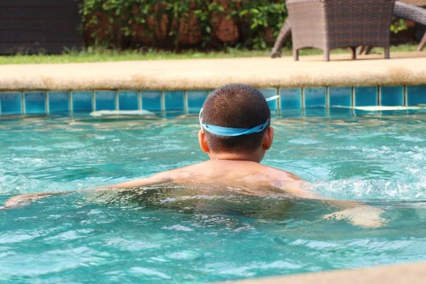 Jongen zwemmen in zwembad — Stockfoto