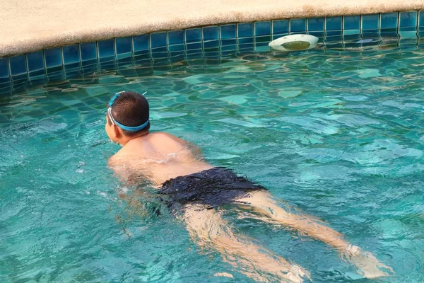 Boy swimming in pool — Stock Photo, Image