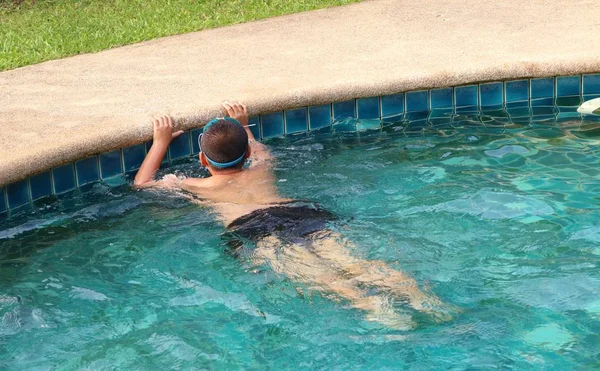 Αγόρι κολύμπι στην πισίνα — Φωτογραφία Αρχείου