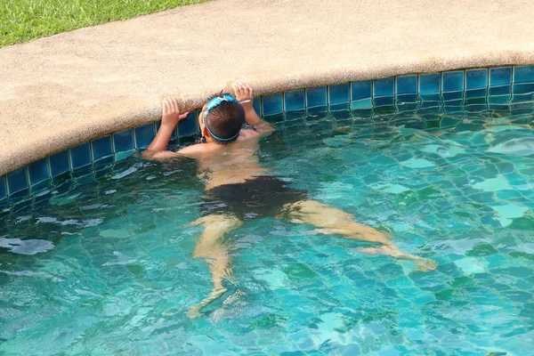 수영장에서 수영 하는 소년 — 스톡 사진