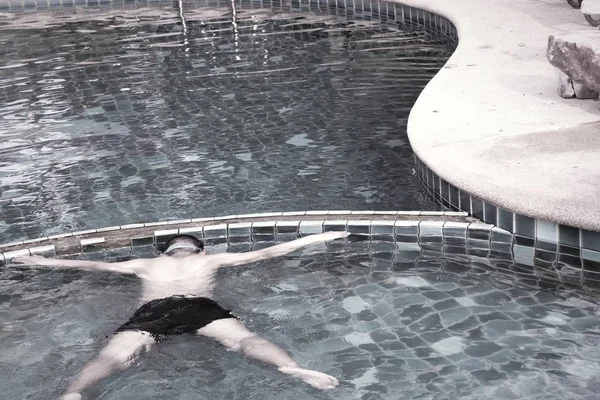 Garçon nager dans la piscine — Photo