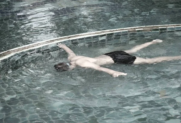 Ragazzo nuotare in piscina — Foto Stock