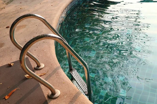 Escaleras barras escalera en la piscina —  Fotos de Stock