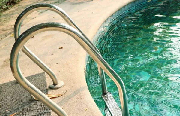 Escaleras barras escalera en la piscina —  Fotos de Stock