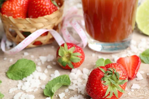 Świeże truskawki z sokiem — Zdjęcie stockowe