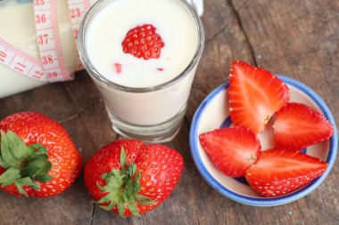 Süt ile taze çilek