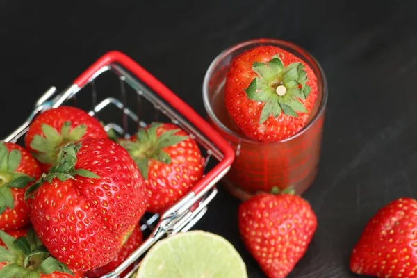 Frische Erdbeere mit Saft — Stockfoto