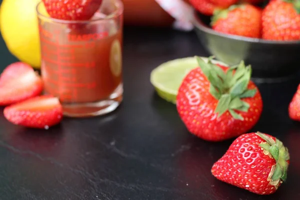 Fraise fraîche avec jus — Photo