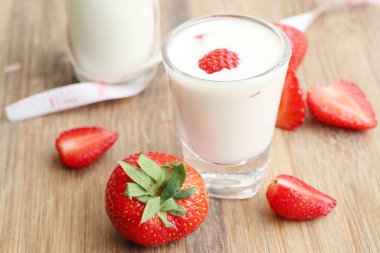 Süt ile taze çilek