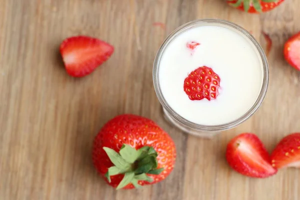 Fragola fresca con latte — Foto Stock