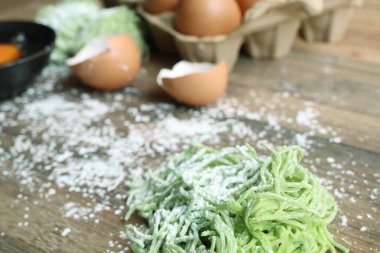Yeşil jade yumurta noodle