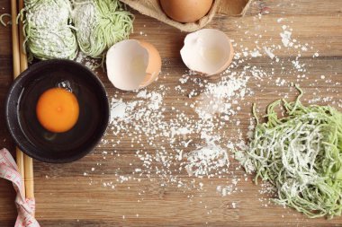 Yeşil jade yumurta noodle