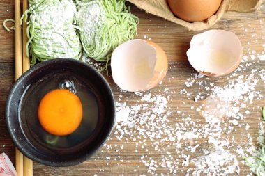 Yeşil jade yumurta noodle