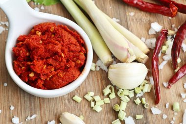 Chili köri ve malzemeler