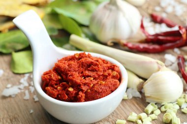 Chili köri ve malzemeler