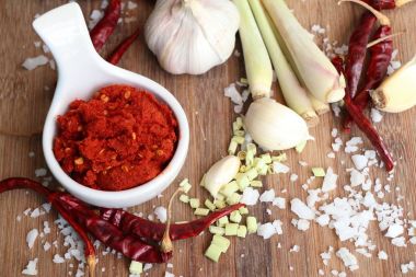 Chili köri ve malzemeler