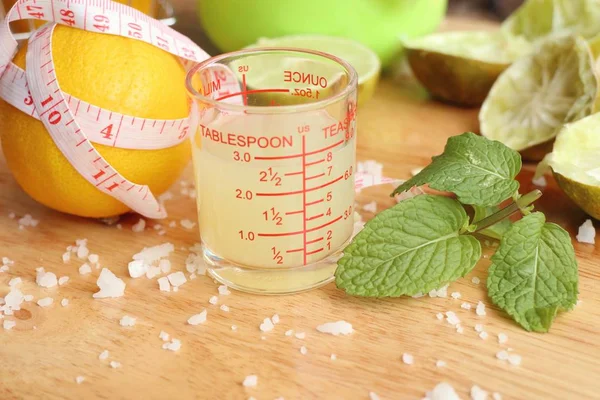 Zitronensaft mit frischen — Stockfoto