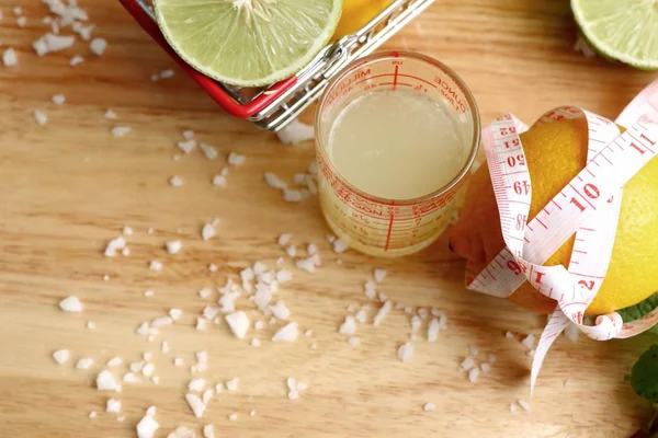 Zitronensaft mit frischen — Stockfoto