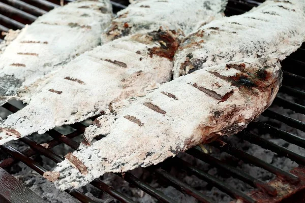Fisk grillad salt på gata mat — Stockfoto