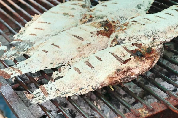 Fisk grillad salt på gata mat — Stockfoto