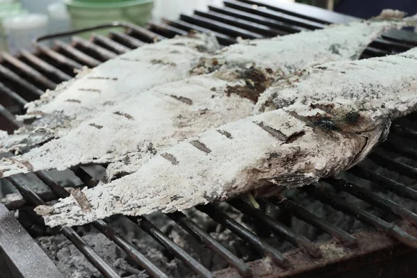 Pescado sal a la parrilla en comida callejera —  Fotos de Stock
