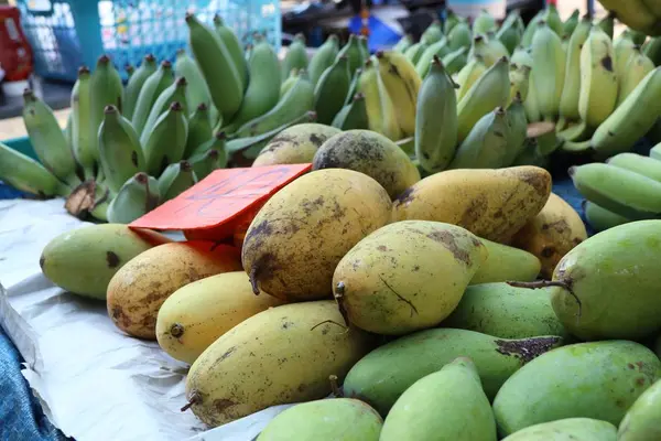 Mango op straat eten — Stockfoto