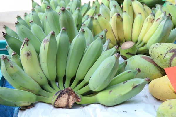 Banaan op straat eten — Stockfoto