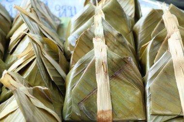 Köri ezmeli haşlanmış balık.