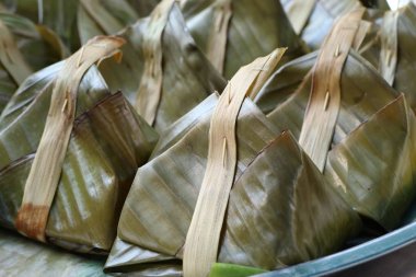 Köri ezmeli haşlanmış balık.