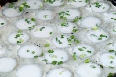 Hindistan cevizi sütü karıştırın şeker ve un