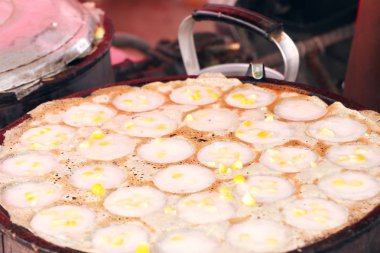 Hindistan cevizi sütü karıştırın şeker ve un