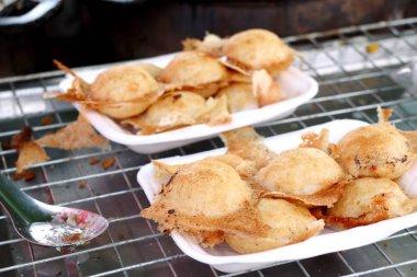 Hindistan cevizi sütü karıştırın şeker ve un