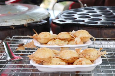 Hindistan cevizi sütü karıştırın şeker ve un