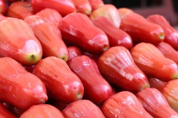 Rose apple op straat eten — Stockfoto