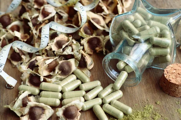 Cápsulas de moringa com seco — Fotografia de Stock