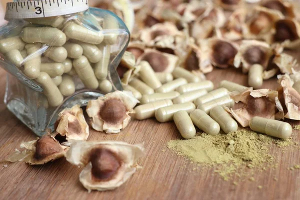 Moringa capsules met gedroogd — Stockfoto