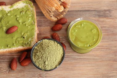 Bademli yayılmış yeşil çay süt