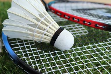 Shuttlecocks badminton raket ile