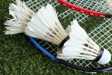 Shuttlecocks badminton raket ile