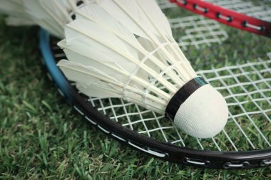 Shuttlecocks badminton raket ile